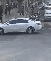 �����ڽ�ͷ�޹ʷ���·�ˣ��°���ר��Ů������