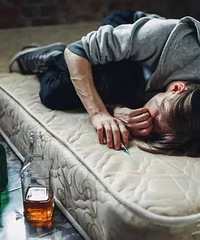 为了业绩在酒桌上拼命喝,结果伤了身体,这究竟值不值?