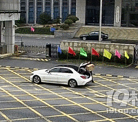 杭州萧山街头,奔驰男满城送出5万只口罩!