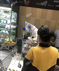 你见过超市买菜头顶塑料袋的人吗?我见过...