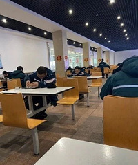警惕!一人确诊公司几十人被隔离,倒个餐盘就把同事传染了