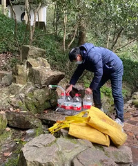 虎跑公园第一天开放,早上5点多就有市民来打水