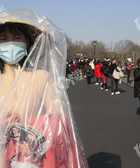 今天断桥上,来了一位戴斗笠穿披风的“女侠”!
