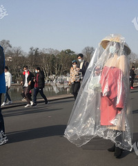 今天断桥上,来了一位戴斗笠穿披风的“女侠”!