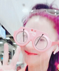张柏芝与大儿子十指紧扣温馨逛街,母子感情超好
