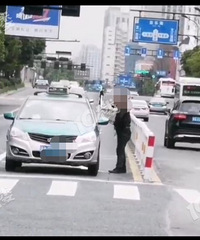 杭州一出租車司機在等紅燈的時候,居然直接在馬路上小便?