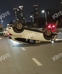 中山西路上惊现白色小车四脚朝天!又是车技感人的女司机…