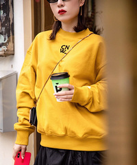 ��һ���ͳ�ΰ��������װ��Ů�����ֳ���˧�ļ����·�̫����