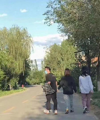 網友偶遇鄭愷苗苗牽手逛公園,女方看起來要生了