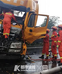 昨天兩位“大哥”冒雨在滬昆高速上奔走3公路,消防員倍受感動