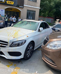 車位被堵,男子用雞蛋怒砸奔馳車