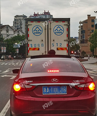 司機怎么能允許小孩子在車上這么做??