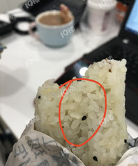 難得去肯德基買個早餐,選了個飯團硬到硌牙