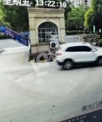 小區車子壓過小男孩!看得心都吊到嗓子眼