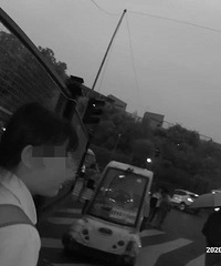 電話手表丟了,11歲女孩怕挨罵不肯回家!直到一碗面出現…