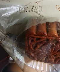 震驚!老伯翻出盒10年前的月餅,不長毛不發霉!還吃了兩口