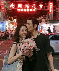郭碧婷臨盆在即,挺孕肚與向佐現身街頭