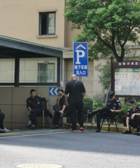 人心惶惶!一群保安守著車庫不讓我們回家