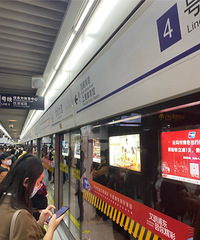 坐地铁以为遇到性骚扰,回头一看脸红到耳根