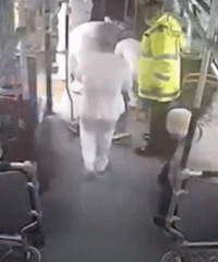 大雨中,杭州男子在路中央拼命往前跑,后面一輛公交車緊跟!