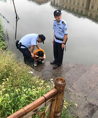 杭州小女孩獨自蹲在河邊哭,背后原因令人心酸!結局反轉了...