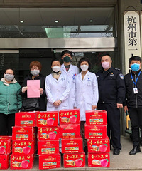 啥情况?杭州民警成了卖苹果的“微商”