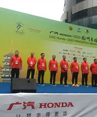 杭州马拉松今早开跑!有选手忍不住停下拍照:西湖风景太美了