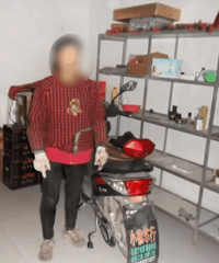 女子偷动车后不会骑,推车步行15里回家......