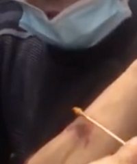 2岁孙女鼓励爷爷换药,下一秒却瘫软…