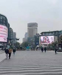 大学生见人就擦鞋,竟是浙江top1学校的?