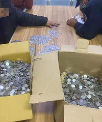 2万枚硬币,杭州男子在派出所里数了一整夜!原因让人哭笑不得