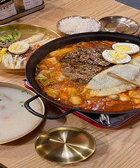 巨型饺子年糕锅,泡菜汤汁鲜香浓郁