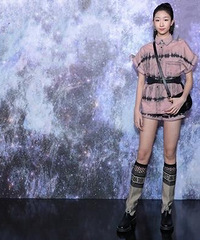 章子怡14岁侄女腿长似超模,两家关系已破冰?