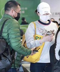 李小冉携富豪老公搭机,男方曾用5亿向老婆求婚