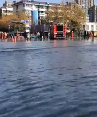 东新路文晖路口水管爆裂,划船了!!!
