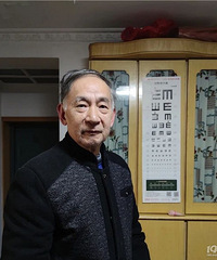 83歲大伯暈倒在朝暉菜場門口,76歲包高興一頓按壓、吹氣