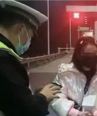 22歲姑娘跨年夜拼車回老家,卻邊哭邊拖著行李箱在高速上獨行?