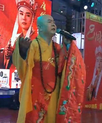 62歲徐少華穿廉價袈裟辛苦賣唱,同演唐僧有人娶富婆