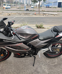 ����׼�³���˫��400ccĦ�г�