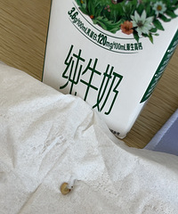 伊利牛奶里喝出一條活蟲!