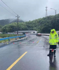 杭州一區紅色暴雨預警,山洪沖入村內,積水最深時30公分!