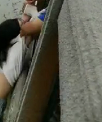 杭州大伯騎車,發現一個女孩掛在橋外!
