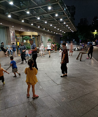 公司門口變小孩游樂場,這班上的好崩潰
