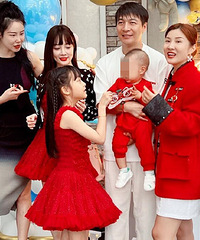 李小璐10岁女儿近照曝光,漂亮又可爱,身高已超妈妈肩膀