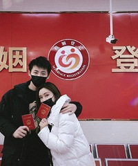 《奇葩说》辩手大王晒照宣布结婚 曾公开求婚男友