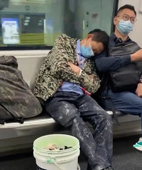 “希望累的時候,他能有個肩膀靠一靠…”