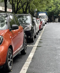 車主被隔離,停在道路泊位上的車還收停車費嗎?城管回應來了
