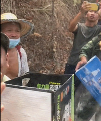 车被群众包围!网友:没端火锅是最后的克制