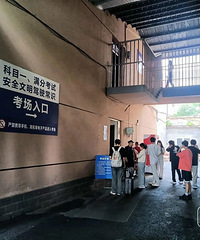 人数暴增3倍!杭州这个地方,小年轻排长队!连动作都统一