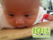 "快4个月的宝宝抬头不是很好,要紧吗?(付照片)"